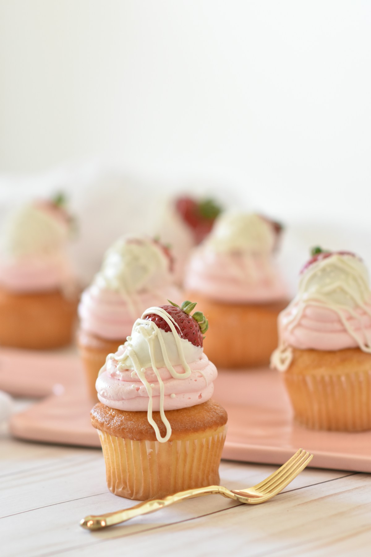 Strawberry petit cakes with cream and white chocolate